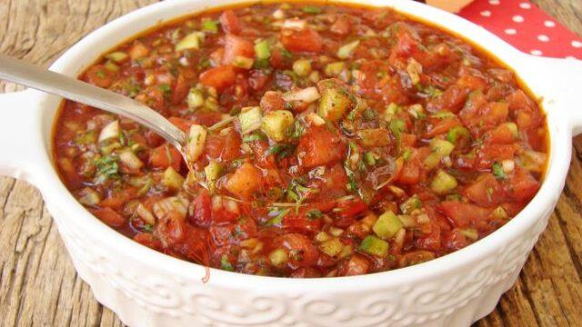 Şipşak hazırlanan bostana salatası tarifi! Et yemeklerinin en güzel eşlikçisi bostana salatası nasıl yapılır?