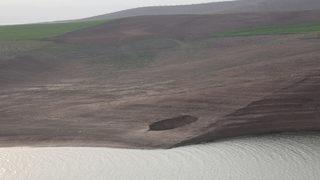 Deprem sonrası Batman'da dikkat çeken görüntü! Baraj havzasında obruk oluştu