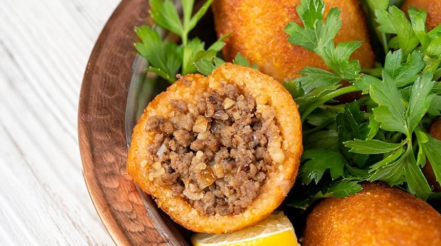 Gaziantep usulü içli köfte nasıl yapılır? Tadı damağınızda kalacak Zuhal Topal'la Yemekteyiz içli köfte tarifi! 