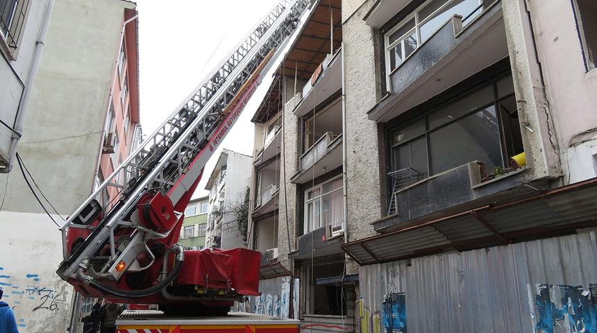 Kentsel dönüşüm çalışmaları için boşaltılmıştı! Demirler kesilirken yangın çıktı: "Yıkılarak yenisi yapılacak"