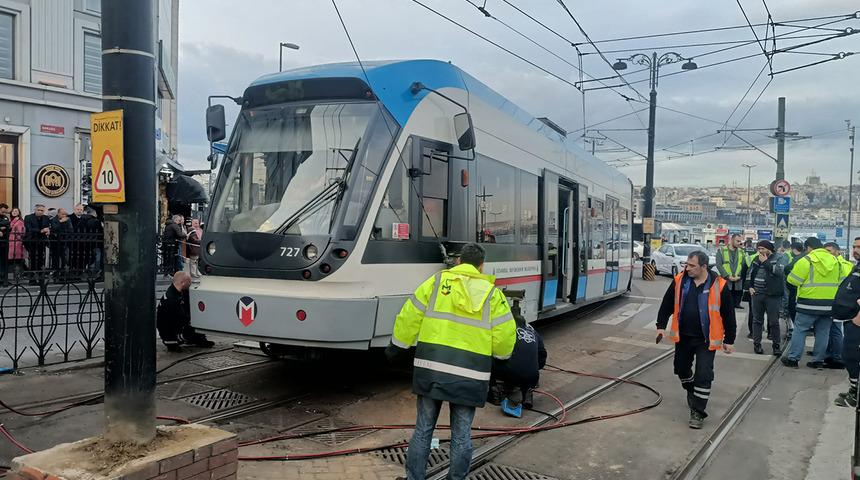 Sirkeci'de aynı yerde tramvay yeniden raydan çıktı! Seferler aksadı
