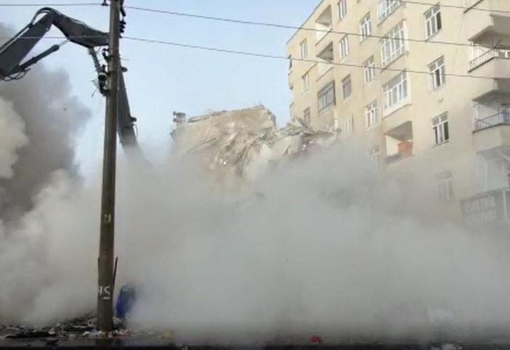 Diyarbakır'da 6 katlı ağır hasarlı bina yıkım sırasında çöktü! O anlar kamerada