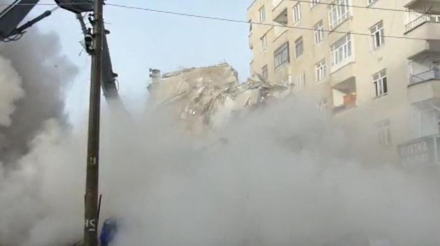 Diyarbakır'da 6 katlı ağır hasarlı bina yıkım sırasında çöktü! O anlar kamerada