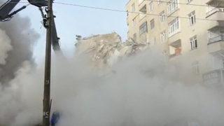 Diyarbakır'da 6 katlı ağır hasarlı bina yıkım sırasında çöktü! O anlar kamerada