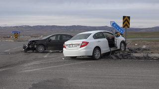 Sivas'ta iki otomobilin çarpıştığı kazada 6 kişi yaralandı
