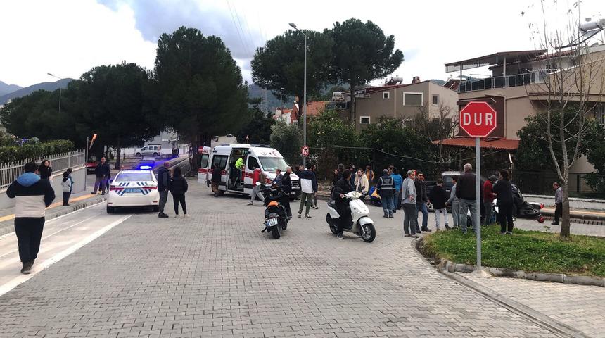 Muğla'da kamyonetle çarpışan motosikletteki ikiz kardeşler yaralandı