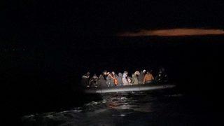 İzmir açıklarında sürüklenen bottaki 37 düzensiz göçmen kurtarıldı