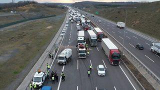 Kuzey Marmara Otoyolu'nda tır kazası! Kilometrelerce araç kuyruğu oluştu