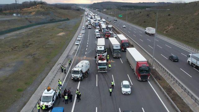 Kuzey Marmara Otoyolu'nda tır kazası! Kilometrelerce araç kuyruğu oluştu