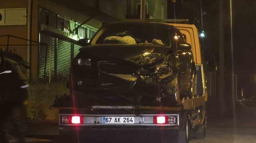 Kontrolden çıkan otomobil garajdaki aracı hurdaya çevirdi