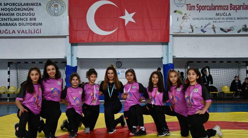 Köyceğizli güreşçi  kızlar şampiyonaya damga vurdu