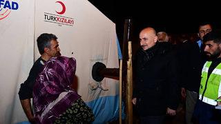 Ulaştırma ve Altyapı Bakanı Karaismailoğlu, Adıyaman'da depremzedeleri ziyaret etti
