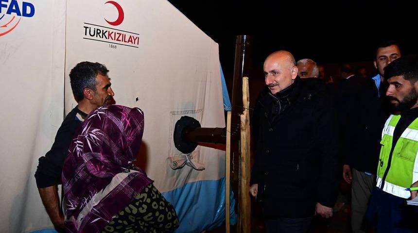 Ulaştırma ve Altyapı Bakanı Karaismailoğlu, Adıyaman'da depremzedeleri ziyaret etti