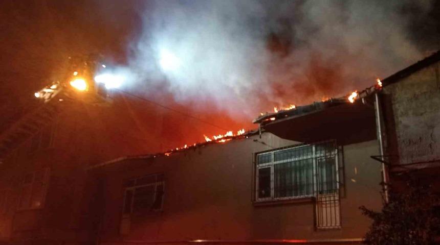 Beyoğlu’nda alev alev yanan binadan köpeği kucağında çıkardı