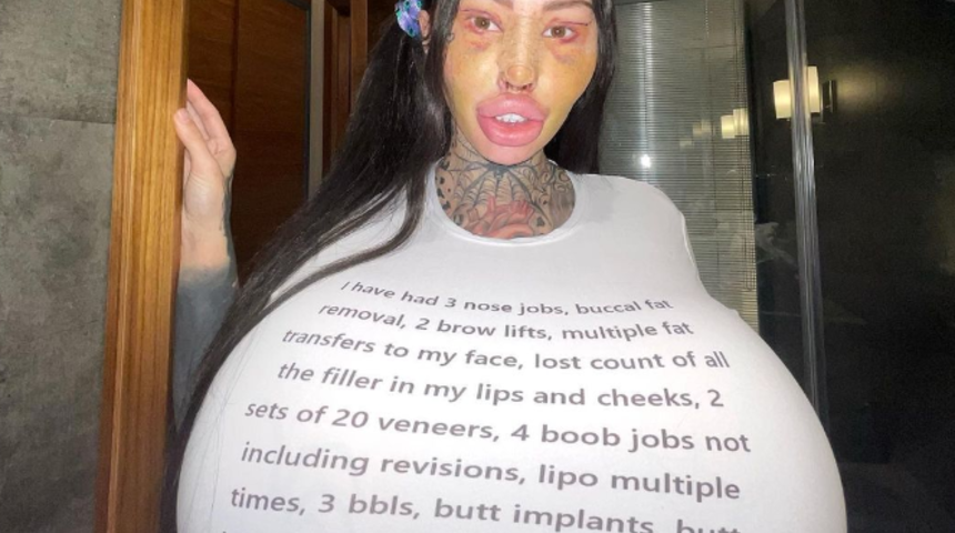 Dünyanın en büyük vajinasına ve göğüslerine sahip olan fenomeni yine rahat durmadı! Yeni saç stilini göstermek istedi ama...