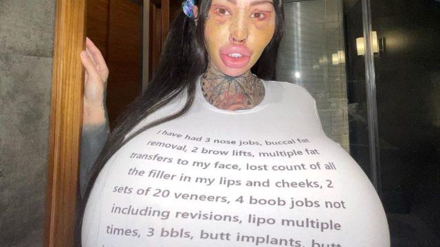 Dünyanın en büyük vajinasına ve göğüslerine sahip olan fenomeni yine rahat durmadı! Yeni saç stilini göstermek istedi ama...