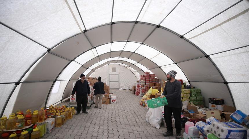 Kahramanmaraş'ta toptancılar Mehmetçiğin kurduğu çadırlarda hizmet vermeye başladı