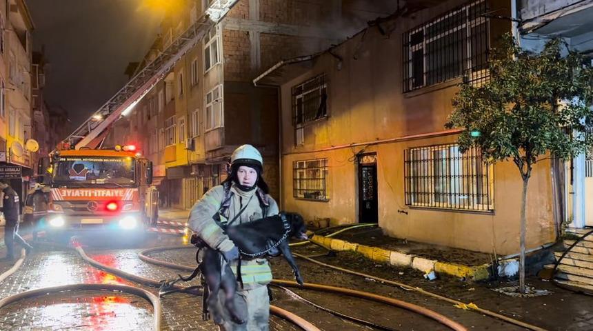 Kahraman itfaiyeci... Alev alev yanan binada olduğunu öğrendi, riskleri göze alıp içeriye daldı!