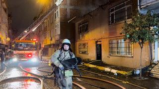 Kahraman itfaiyeci... Alev alev yanan binada olduğunu öğrendi, riskleri göze alıp içeriye daldı!