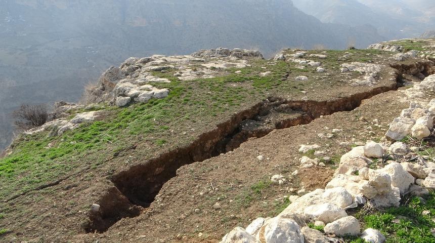 1400 metre rakımlı dağda çarpıcı görüntü! Görenleri ürkütüyor...