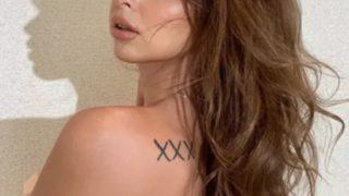 Eski yetişkin film yıldızı Riley Reid sınırları zorlamaya devam ediyor! Ayna karşısında iç çamaşırıyla poz verdi