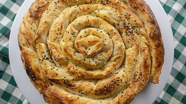Enfes pırasalı börek tarifi! Çıtır çıtır pırasalı börek nasıl yapılır?