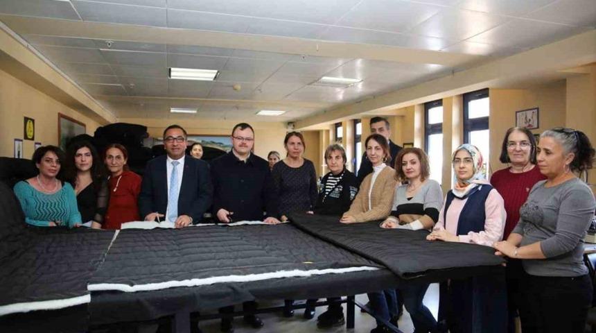 Tunceli&rsquo;de depremzedeler i&ccedil;in uyku tulumu dikimine başlandı