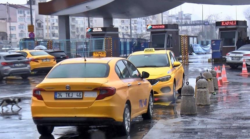 ‘Sefer iptal oldu, 1000 TL’ye götürürüm’ Yenikapı'da taksicilerin yalanı kameraya takıldı! Şok eden savunma…