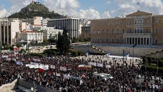 Yunanistan’da tren kazasının yankısı devam ediyor! Binlerce işçi genel greve katılarak iş bıraktı