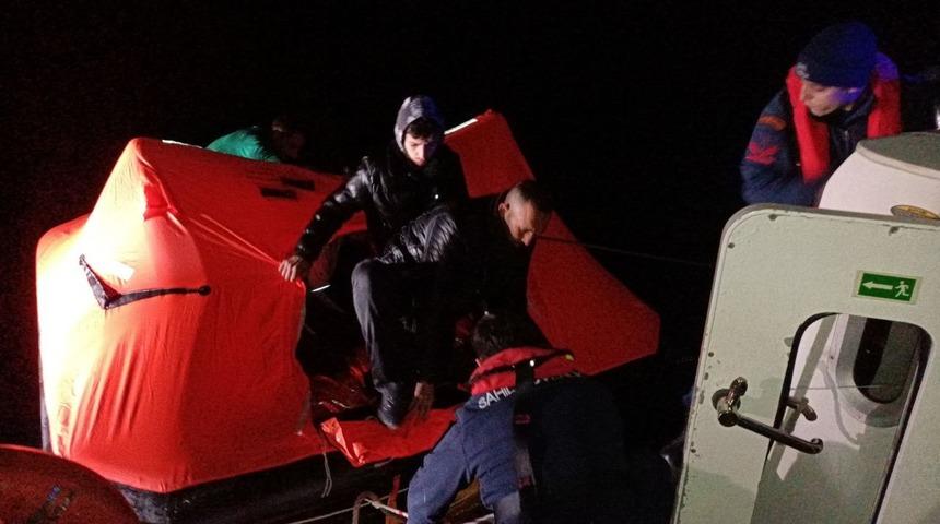 Ayvalık açıklarında 33 düzensiz göçmen kurtarıldı