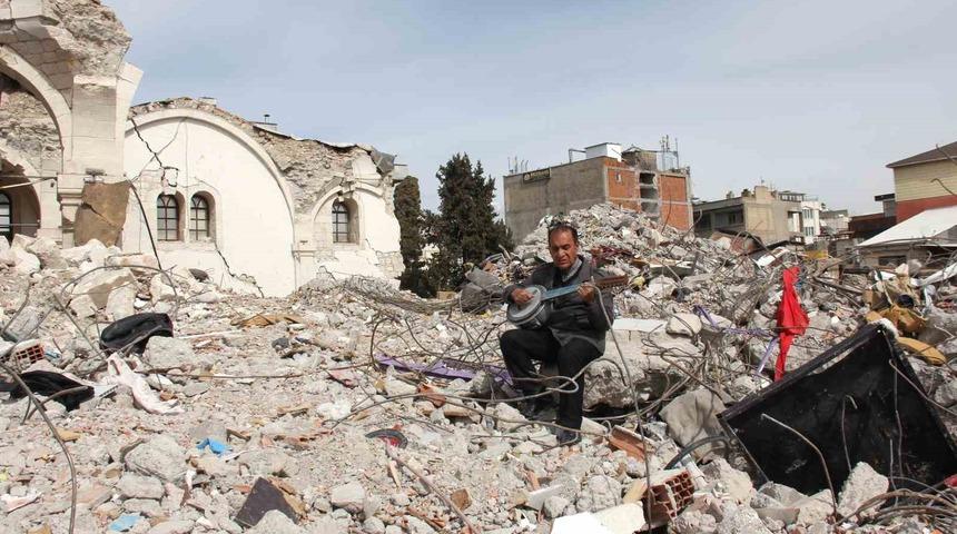 Ünlü bestekar enkazda eserlerini arıyor