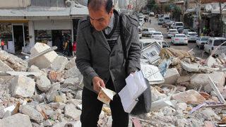 Türkmen Gelini, Oy aman aman burası Adıyaman, Tavukları Pişirmişim... Ünlü bestekar enkazda eserlerini arıyor