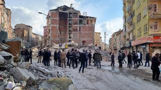 Son dakika: Malatya'da 5 katlı bir bina çöktü! Arama çalışmaları sona erdi