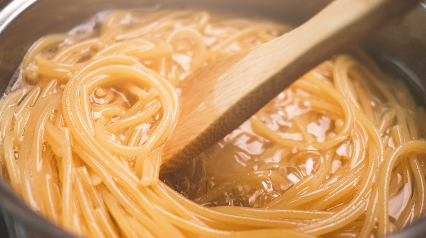 Makarna yapmak basit diyerek geçiştirmeyin! Bu hata sağlık için tehlike oluşturuyor