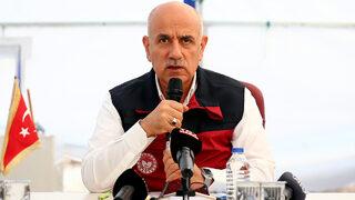 Bakan Kirişci'den Hatay'ı terk edenlere dönün çağrısı! Konuşma sırasında depreme de yakalandı