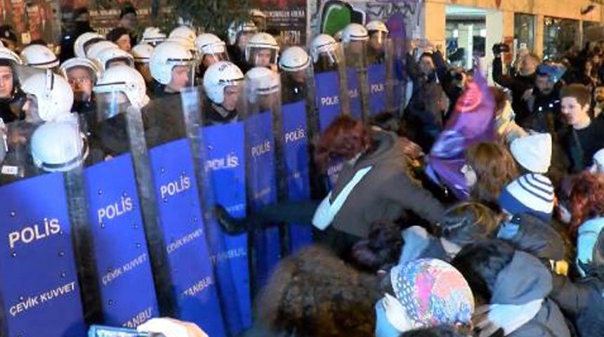 Taksim'de yürümek isteyen kadınlara polis müdahale etti