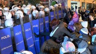 Taksim'de yürümek isteyen kadınlara polis müdahale etti