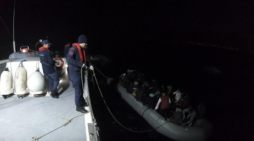 Kuşadası açıklarına itilen 24 düzensiz göçmen kurtarıldı​​​​​