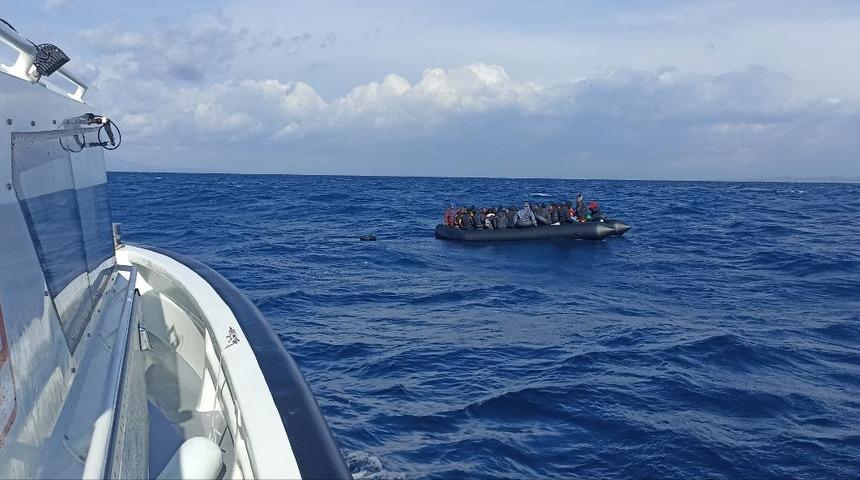 İzmir açıklarında sürüklenen botlardaki 80 düzensiz göçmen kurtarıldı