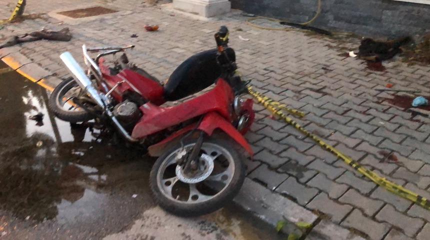 Aydın'da minibüsle çarpışan motosikletteki 1 kişi öldü, 1 kişi yaralandı