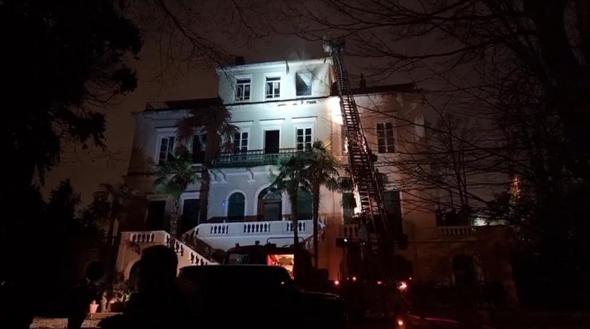 Tarabya'da korkutan köşk yangını! Çok sayıda ekip müdahale etti