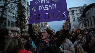 Beyoğlu'nda izinsiz gösteri düzenleyen gruptan bazı kişiler gözaltına alındı