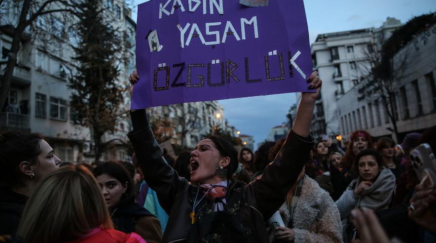 Beyoğlu'nda izinsiz gösteri düzenleyen gruptan bazı kişiler gözaltına alındı