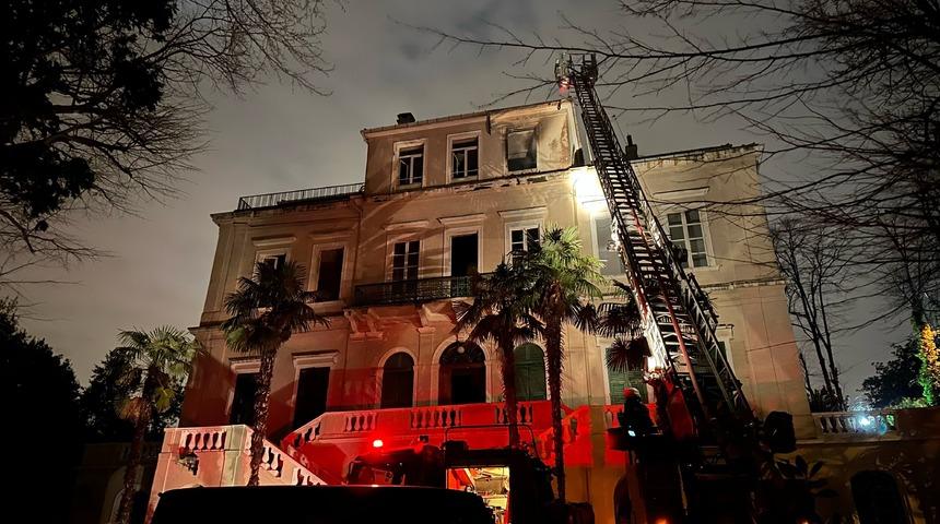 Sarıyer'de 3 katlı köşkte çıkan yangın söndürüldü