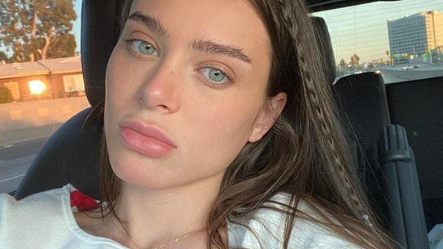 Eski yetişkin film yıldızı Lana Rhoades süper mini şortuyla nefesleri kesti! Bir gören bir daha baktı