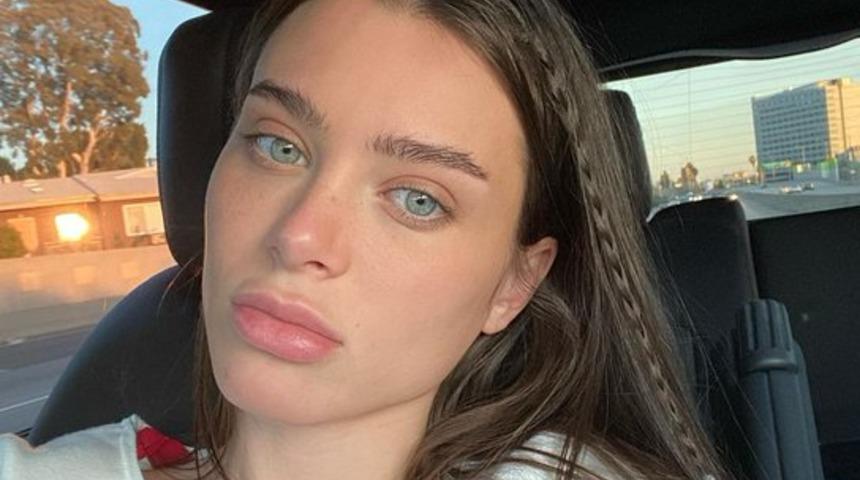 Eski yetişkin film yıldızı Lana Rhoades süper mini şortuyla nefesleri kesti! Bir gören bir daha baktı