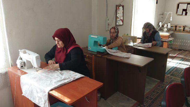 Samsun'da gönüllü kadınlar depremzedeler için mefruşat ürünleri hazırlıyor