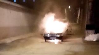 Bir anda oldu! Kısa sürede tüm otomobili sardı... O anlar kamerada