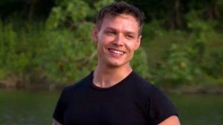 Survivor sunucusu Murat Ceylan'dan üstsüz poz! Kitap okurken paylaştı