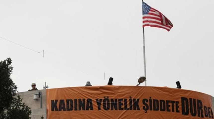 Ankara'da ABD Büyükelçiliği önünde protesto! Silahlı Amerikan askeri çatıdan izledi